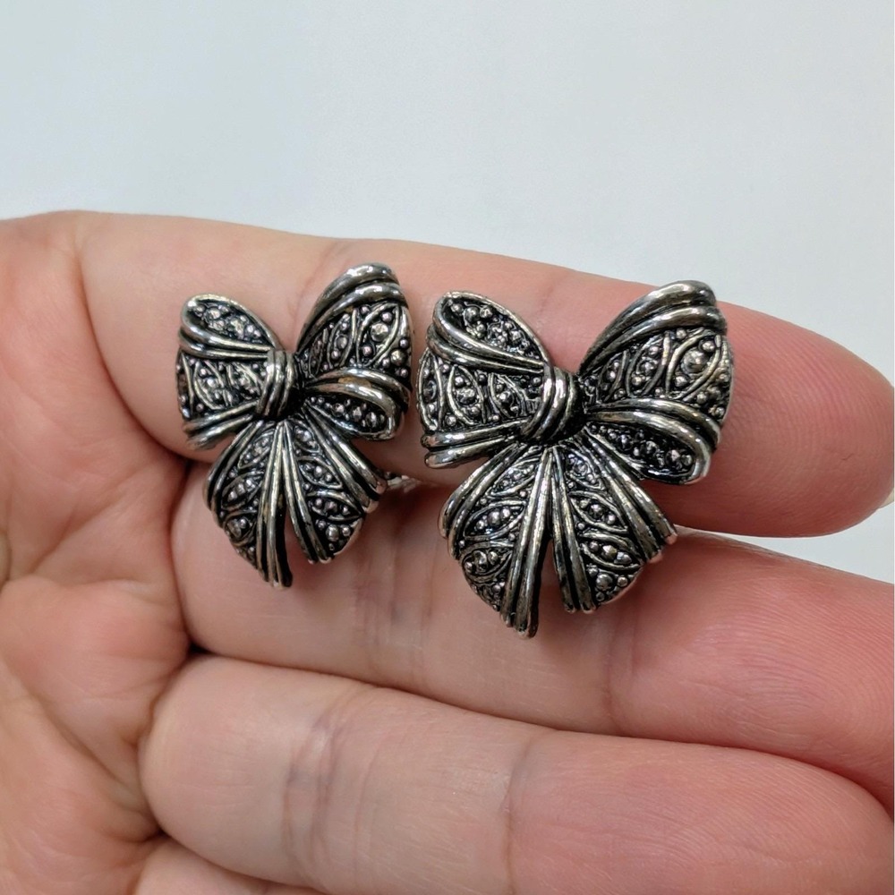 Vintage 1990 AVON Clip On Filigree Antique Silver Bow Earrings 1" - Picture 4 of 9